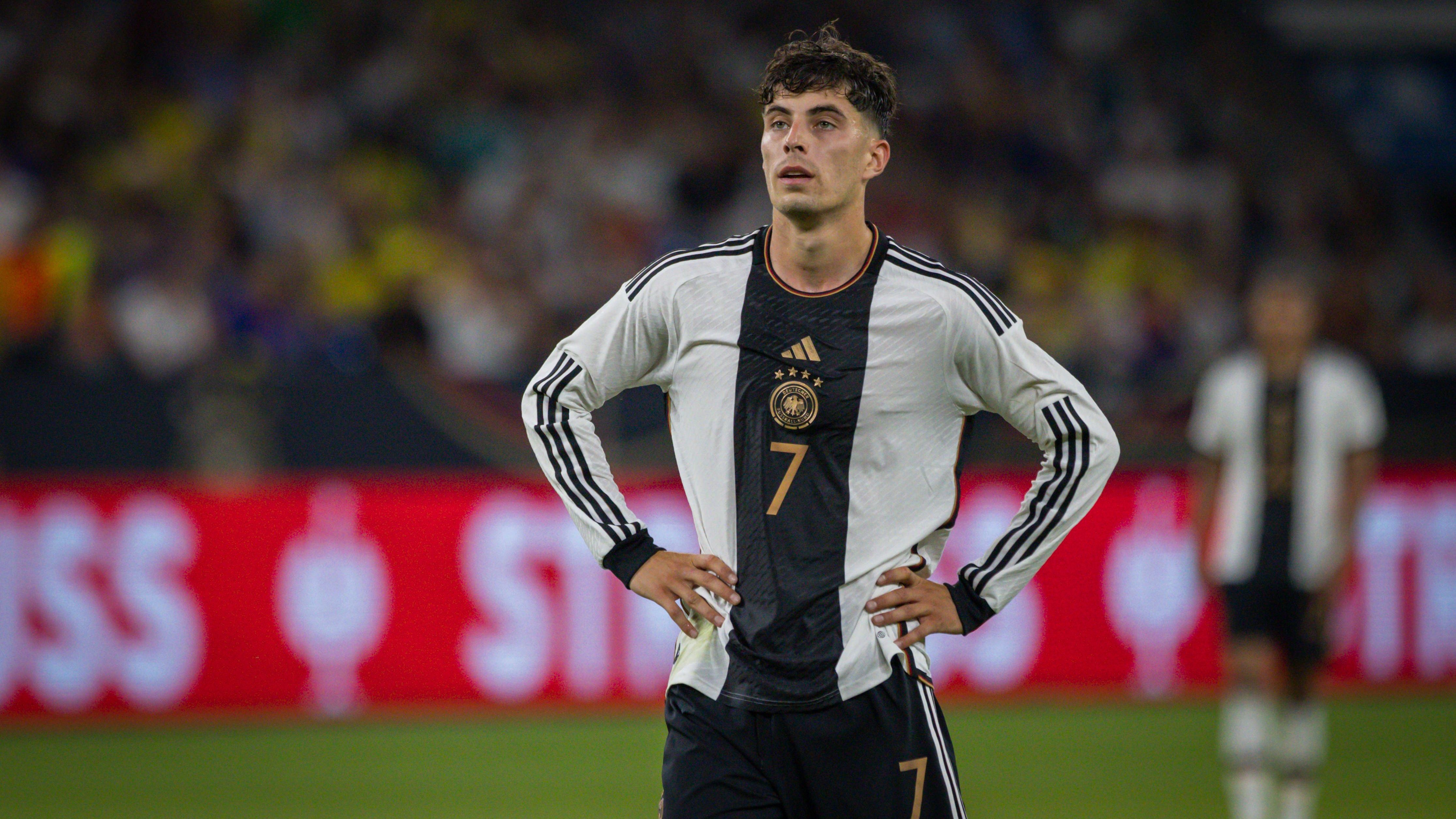 <strong>Angriff: Kai Havertz (FC Arsenal London)</strong><br>Es ist ein Trauerspiel. In einem Land, welches Vorzeige-Stürmer wie Jürgen Klinsmann, Rudi Völler und Miroslav Klose hervorbrachte, ist einer die erste Wahl, der im Verein quasi nie als Mittelstürmer agiert. Normalerweise würde hier der Name Niklas Füllkrug stehen, aufgrund einer Sehnenreizung musste der Neu-Dortmunder allerdings von der Nationalmannschaft abreisen. Statt einem Mittelstürmer wie Kevin Behrens, Mergim Berisha oder Youssoufa Moukoko rückte in Thomas Müller ein nomineller Zehner für Füllkrug nach.