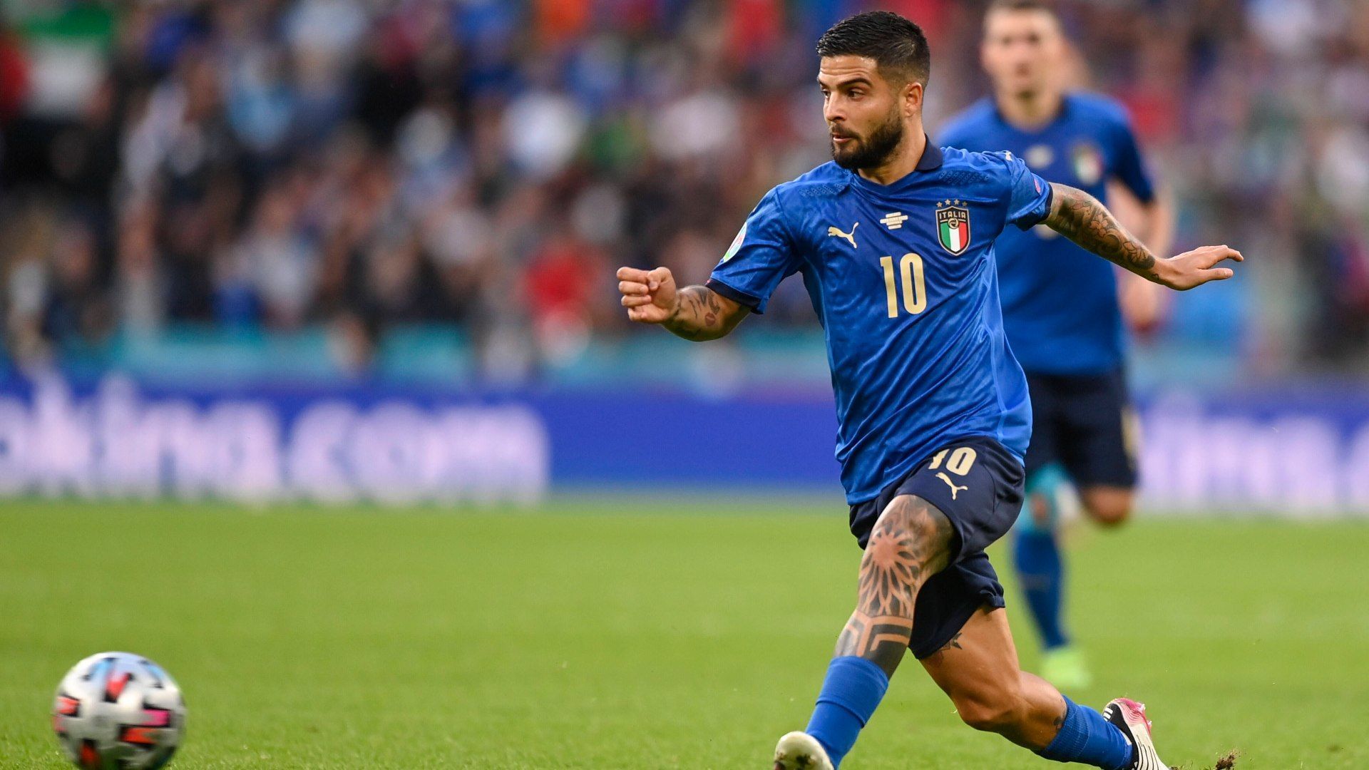 
                <strong>Lorenzo Insigne</strong><br>
                Der nur 1,63 Meter kleine Neapel-Profi hat auf dem linken Flügel einen schweren Stand gegen Azpilicueta, da ihm im Ballbesitz auch oft die Unterstützung durch die Mitspieler fehlt. Insigne kann vor der Pause eigentlich nur eine halbwegs gute Chance einleiten und das durch einen ruhenden Ball bei einem Freistoß aus dem Halbfeld. Ansonsten bleibt der Linksaußen blass. ran-Note: 4
              