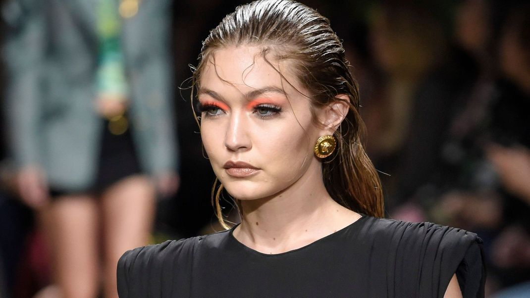 Gigi Hadid bekam von Versace einen Wet-Look mit sexy Baby Hair verpasst.