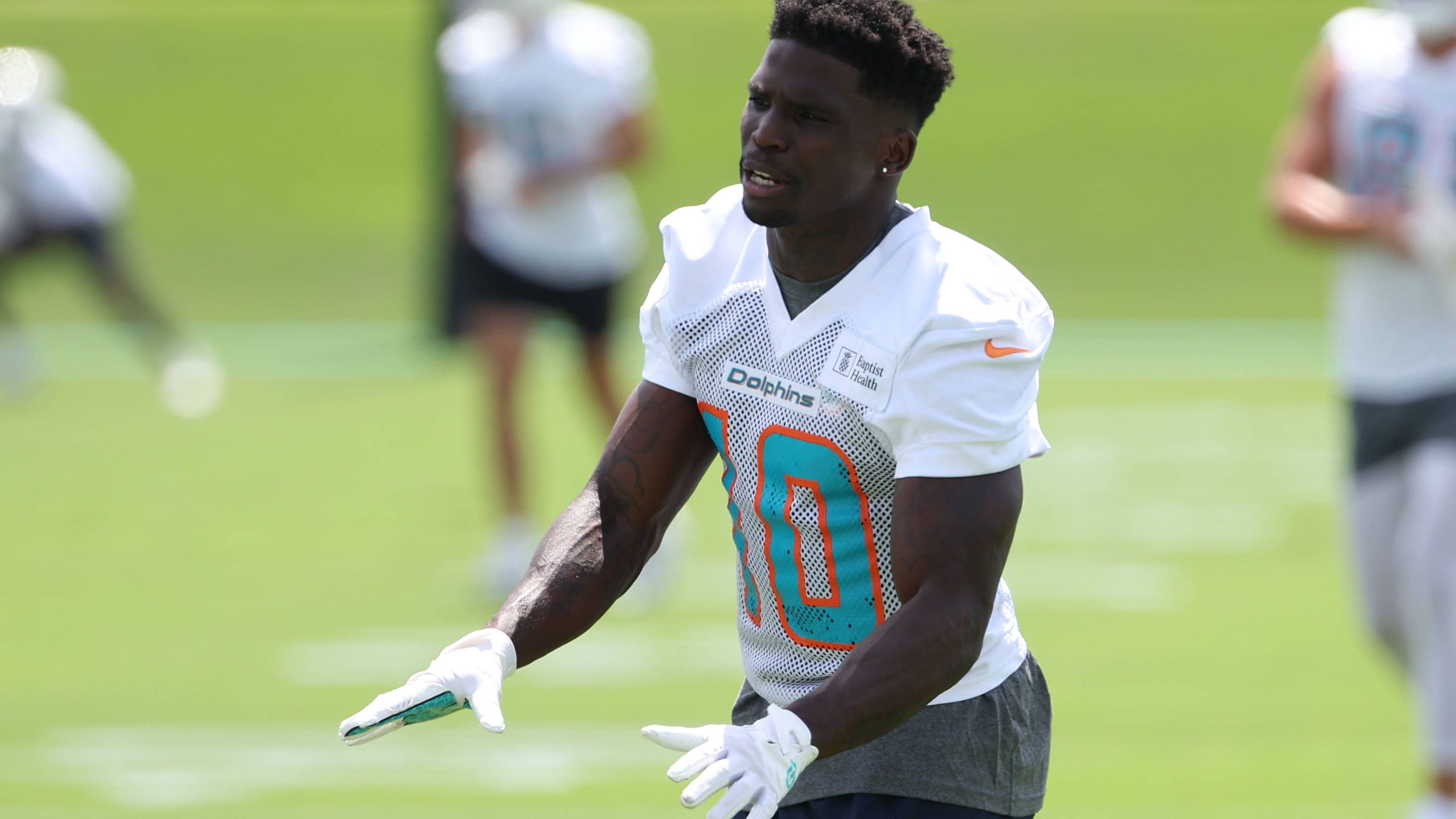 <strong>Tyreek Hill (Miami Dolphins)</strong><br> Damit ist der achtmalige Pro Bowler natürlich nicht zufrieden und strebt einen neuen Vertrag in Miami an. Zugegeben: Hill ist als Wide Receiver eine absolute Stütze der Offense, aber ob die Dolphins einen 30-Jährigen mit noch zwei Restjahren Vertrag zum Topverdiener unter den Wide Receivern machen, will gut überlegt sein.