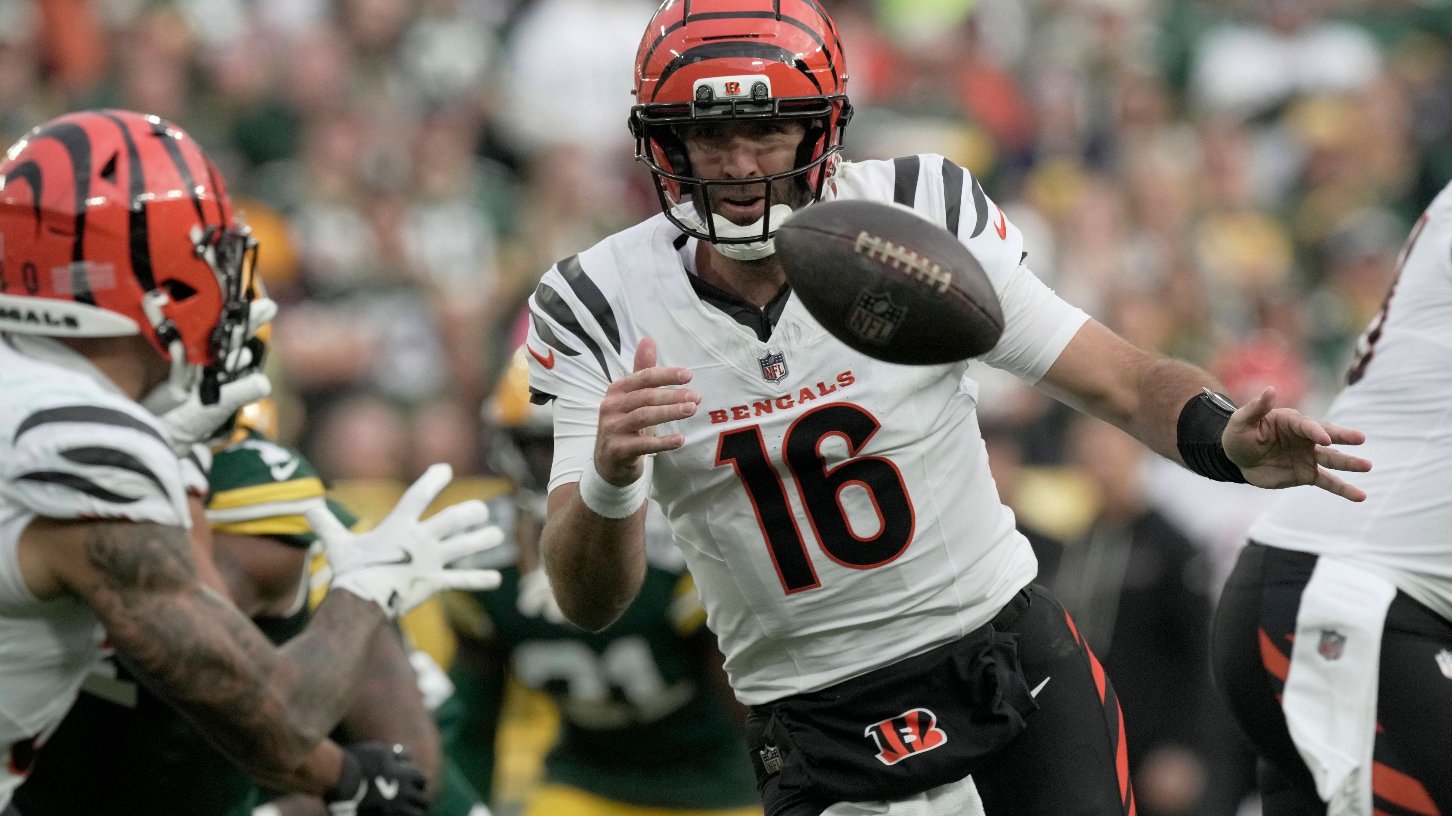 <strong>Platz 22: Joe Flacco (Cincinnati Bengals)</strong><br>Die Partie in Green Bay verloren die Bengals zwar. Doch sie zeigte auch, dass es die richtige Entscheidung war, den fehleranfälligen Jake Browning wieder auf die Bank zu verfrachten und dafür den erfahrenen Joe Flacco ins Boot zu holen. Der Oldie machte gegen die gefährliche Packers-Defense keine Fehler und harmonierte bereits gut mit Ja'Marr Chase und Tee Higgins. Die Chancen der Bengals, ohne Joe Burrow die Playoffs zu erreichen, sind nach wie vor nicht groß. Sie werden mit Flacco aber auch nicht kleiner.