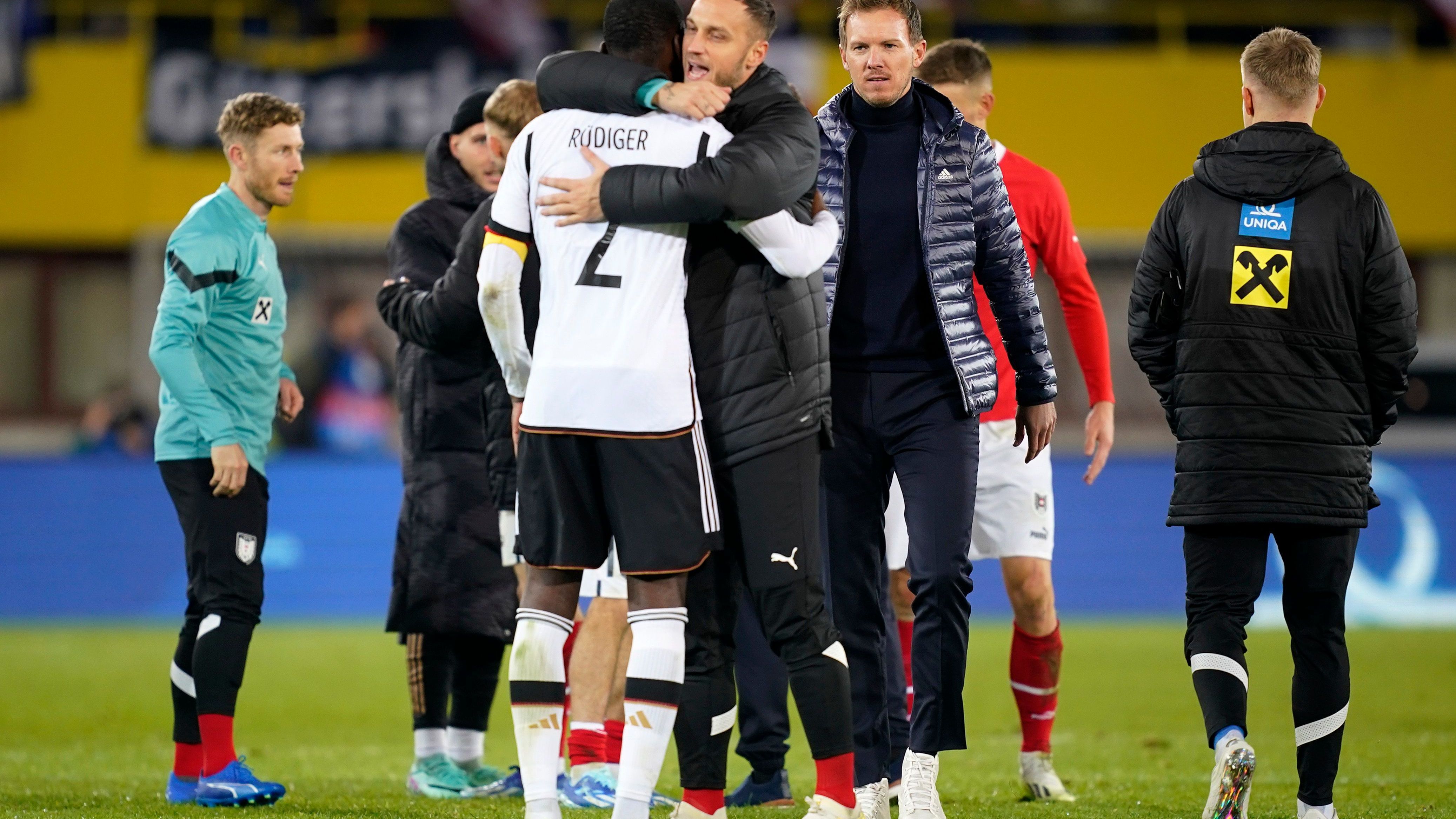 <strong>Süddeutsche Zeitung</strong><br>"Abbruchstimmung – Die deutsche Nationalmannschaft zieht mit einer irritierenden 0:2-Niederlage in Österreich ins EM-Jahr – und mit einer Debatte darüber, ob der neue Bundestrainer Nagelsmann seine Elf überfordert."
