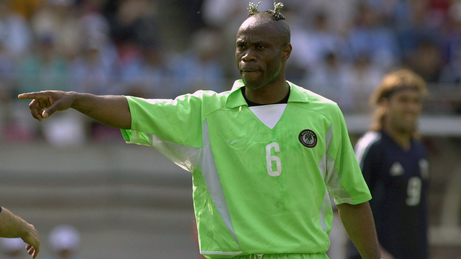 
                <strong>Taribo West (Nigeria)</strong><br>
                Fragwürdige Frisur, fragwürdiges Alter, fragwürdige Aussetzer - die Karriere des zweimaligen WM-Teilnehmers Taribo West bot viele Geschichten. Zum einen war der Ex-Verteidiger Nigerias, der einst in Lautern spielte, durch seine "Antennen"-Frisur bekannt, die er je nach Trikotfarbe farblich anpasste. Zum anderen bot West immer wieder Grund für Lacher, wenn ihm mal wieder einer seiner zahlreichen Böcke unterlief. Nach Ende seiner Laufbahn, die den Afrikaner unter anderem zu Milan und Inter Mailand führte, kamen 2013 Gerüchte über falsche Altersangaben Wests auf. Zarko Zezevic, Ex-Präsident von Partizian Belgrad, wo West zwischen 2002 und 2004 kickte, behauptete, der Nigerianer sei in Wirklichkeit zwölf Jahre älter, als er angab. Ex-Profi West bestreitet diese Darstellung bis heute.
              