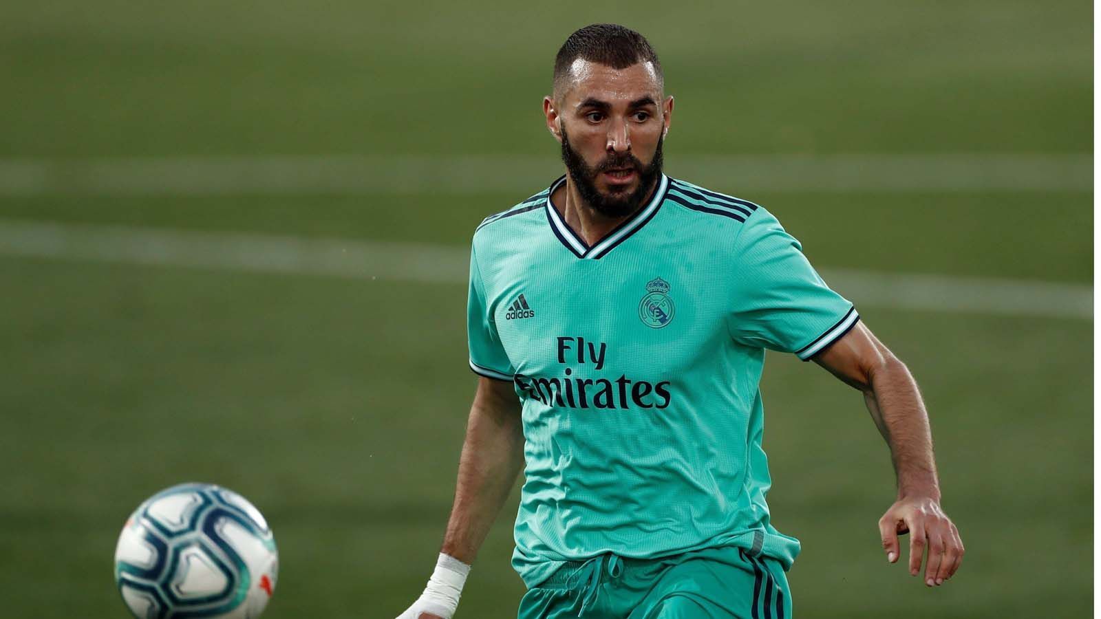 
                <strong>Platz 13: Karim Benzema (Real Madrid) </strong><br>
                Tore: 21 Punkte: 42 
              