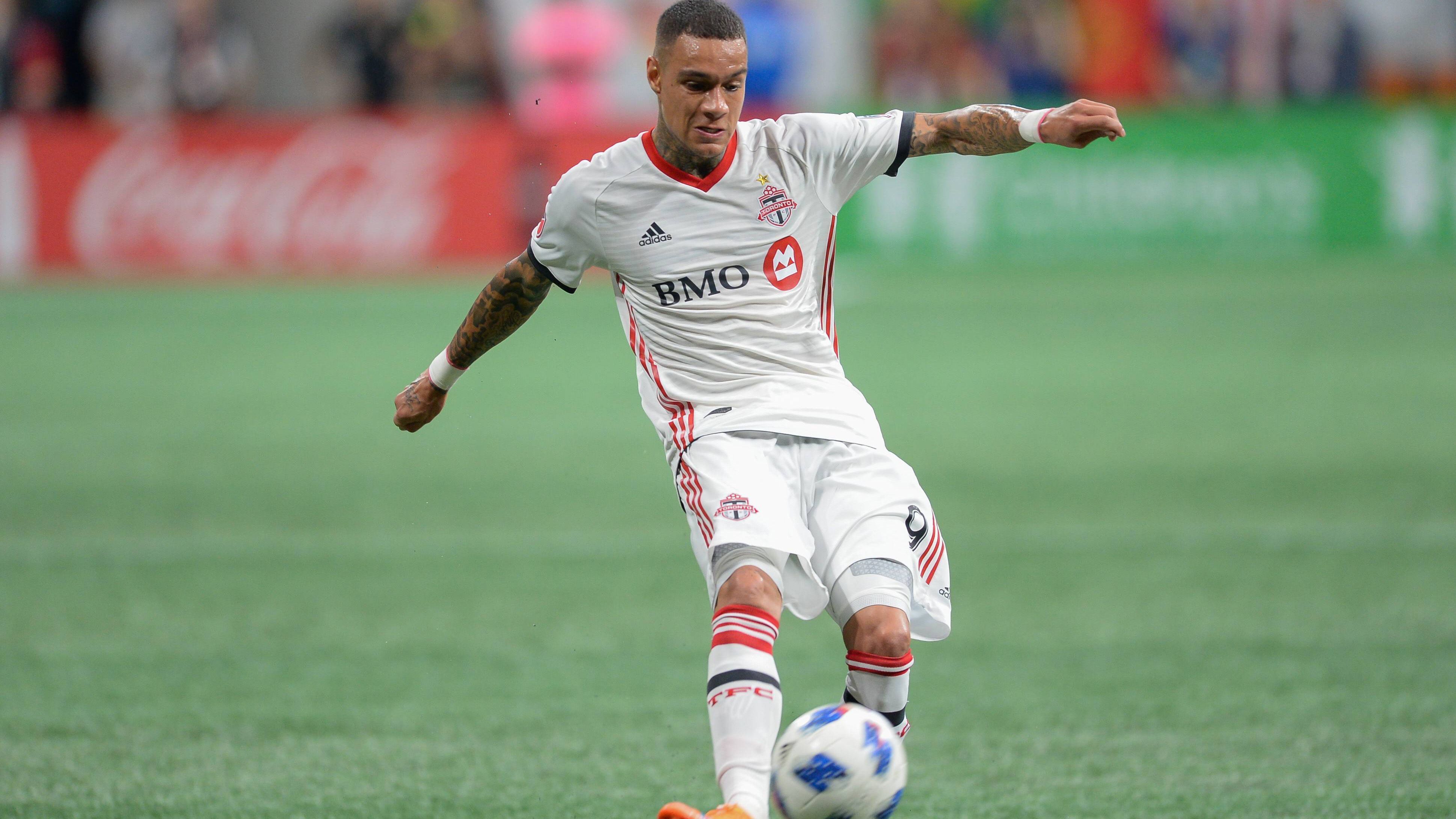 
                <strong>FC Toronto</strong><br>
                In der Major League Soccer (MLS) versuchte sich van der Wiel beim FC Toronto und war zunächst auch sehr erfolgreich in Nordamerika. 2017/18 holte van der Wiel mit Toronto den kanadischen Pokal. Doch Streitigkeiten mit dem Trainerteam sorgten dafür, dass die Zusammenarbeit beider Parteien frühzeitig beendet wurde.
              