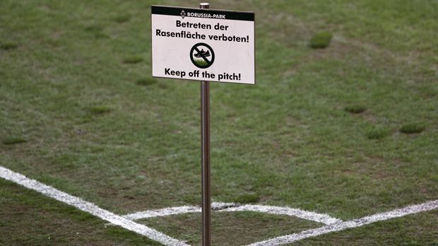
                <strong>Auf diesem Acker spielten Gladbach und Dortmund</strong><br>
                Wegen der erst feuchten, dann wiederum kalten Witterung in den zurückliegenden Tagen, war der Rasen schon vor Spielbeginn arg in Mitleidenschaft gezogen worden. Bis zum Spiel war das Betreten sogar noch verboten.
              