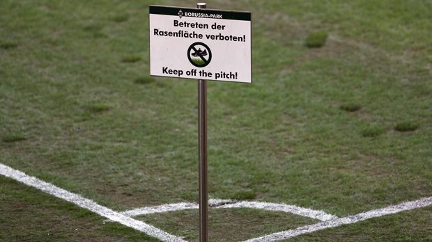 
                <strong>Auf diesem Acker spielten Gladbach und Dortmund</strong><br>
                Wegen der erst feuchten, dann wiederum kalten Witterung in den zurückliegenden Tagen, war der Rasen schon vor Spielbeginn arg in Mitleidenschaft gezogen worden. Bis zum Spiel war das Betreten sogar noch verboten.
              