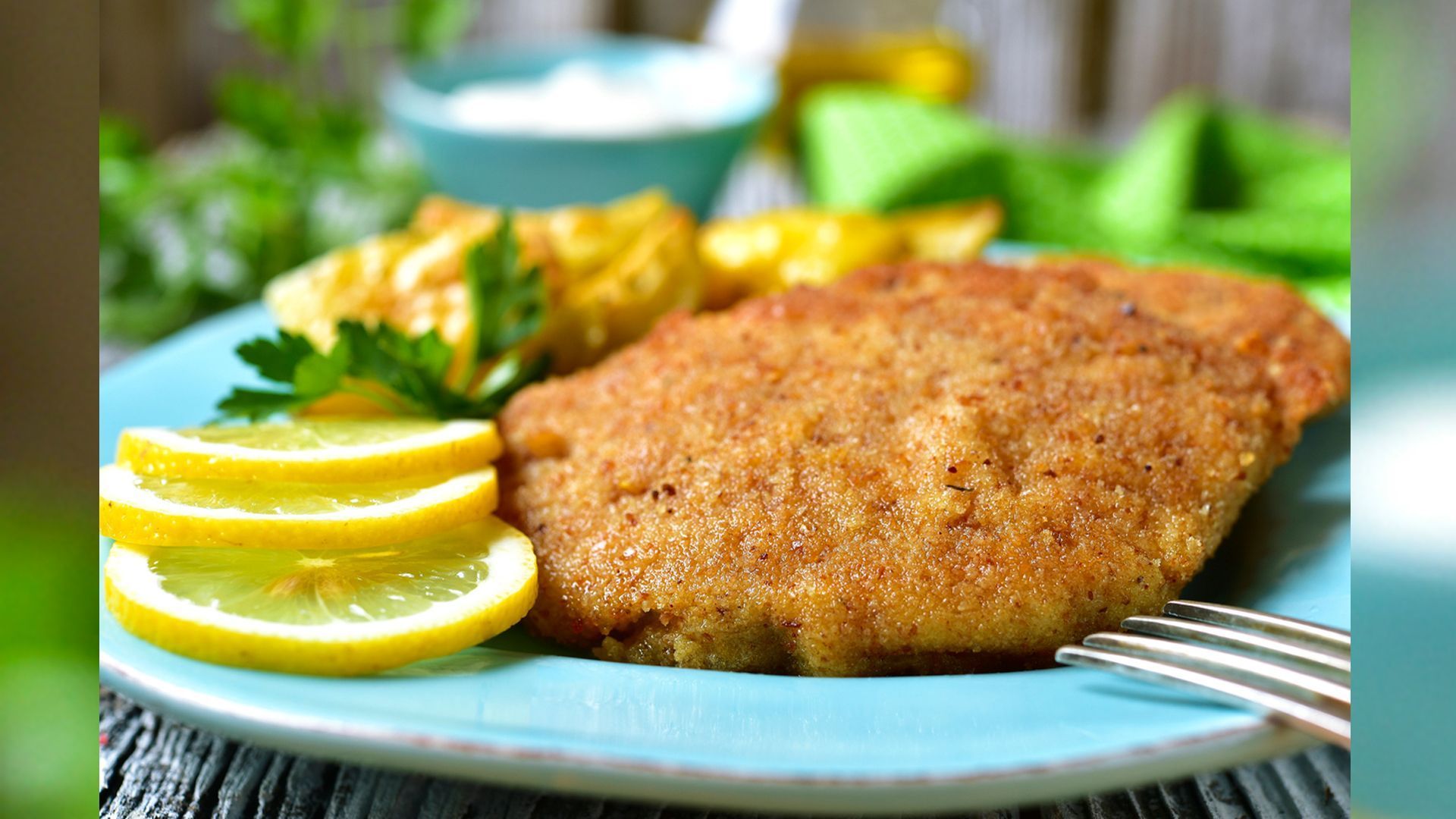 Gefülltes Kalbsschnitzel mit Spargeltranchen und Bratkartoffeln