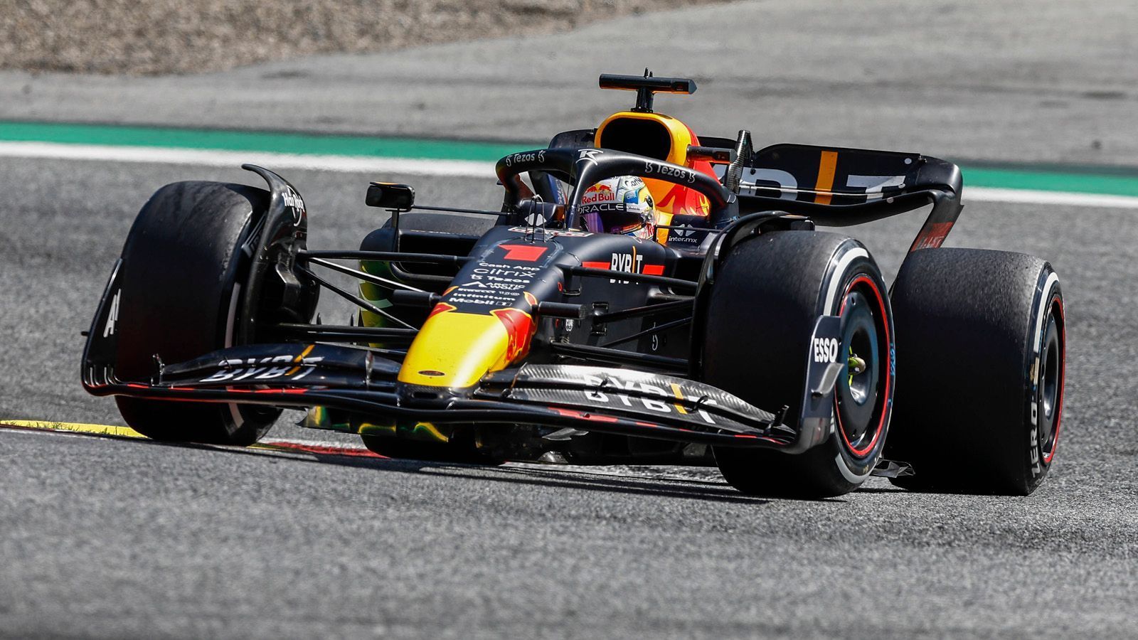 
                <strong>Platz 1: Max Verstappen</strong><br>
                Führender der Fahrerwertung und Leader im Power Ranking: Max Verstappen ist auf dem Weg zur Titelverteidigung. Aber der Weg ist noch lang. Insgesamt sechs Mal stand der Niederländer ganz oben auf dem Podest, zwei weitere Male auf dem Podium. Wäre sein Saisonstart nicht so stotternd verlaufen, sähe der Titelkampf wohl noch deutlicher aus. Dennoch ist der 24-Jährige momentan der stärkste Fahrer im Feld - der zweite Platz trotz Pole-Position beim Red-Bull-Heimrennen in Spielberg war nur ein kleiner Kratzer am Gesamtbild.
              