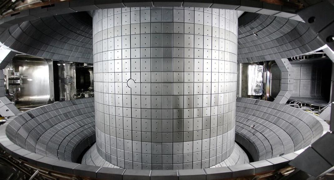 Das Innere des südkoreanischen Reaktors KSTAR. Forscher heizten darin Wasserstoff auf 100 Millionen Grad Celsius auf. Das ist heißer als im Inneren der Sonne. Dort sind es "nur" 15 Millionen Grad. 