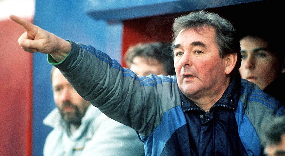 
                <strong>Brian Clough</strong><br>
                Brian Clough wurde der "alte Großkopf" genannt, weil er nach außen hin stets arrogant wirkte. Auch viele seiner Aussagen lassen zumindest ein großes Ego vermuten. So sagte Clough einmal: "Ich würde nicht sagen, dass ich der Beste meiner Zunft war, aber ich lag vor Platz zwei." Mit nur 37 Jahren führte Clough Derby County zur englischen Meisterschaft 1971/72. Mit Nottingham Forest gelang ihm 1978 der Aufstieg und gleich in der Folgesaison der Gewinn der Meisterschaft, außerdem zwei Triumphe im Europapokal der Landesmeister 1979 und 1980. 
              