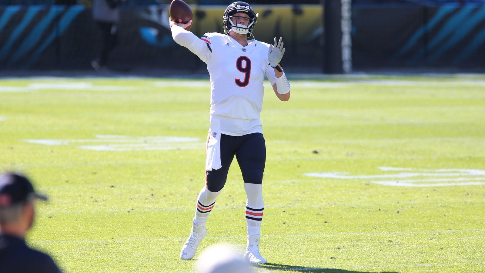 
                <strong>Nick Foles</strong><br>
                Bei einem Wilson-Trade hätte Foles definitiv keine Zukunft mehr bei den Bears. Gerade einmal elf Starts hat er bislang in seiner Karriere absolviert und stand bei drei verschiedenen Teams in den vergangenen drei Jahren unter Vertrag. Auch für Foles müsste Chicago wohl noch mehrere Draft-Picks opfern, um ihn an die Seahawks abzugeben. In Seattle wäre Foles wohl maximal eine Übergangslösung, auch wenn das Laufspiel dort möglicherweise etwas besser zu ihm passen könnte. 
              