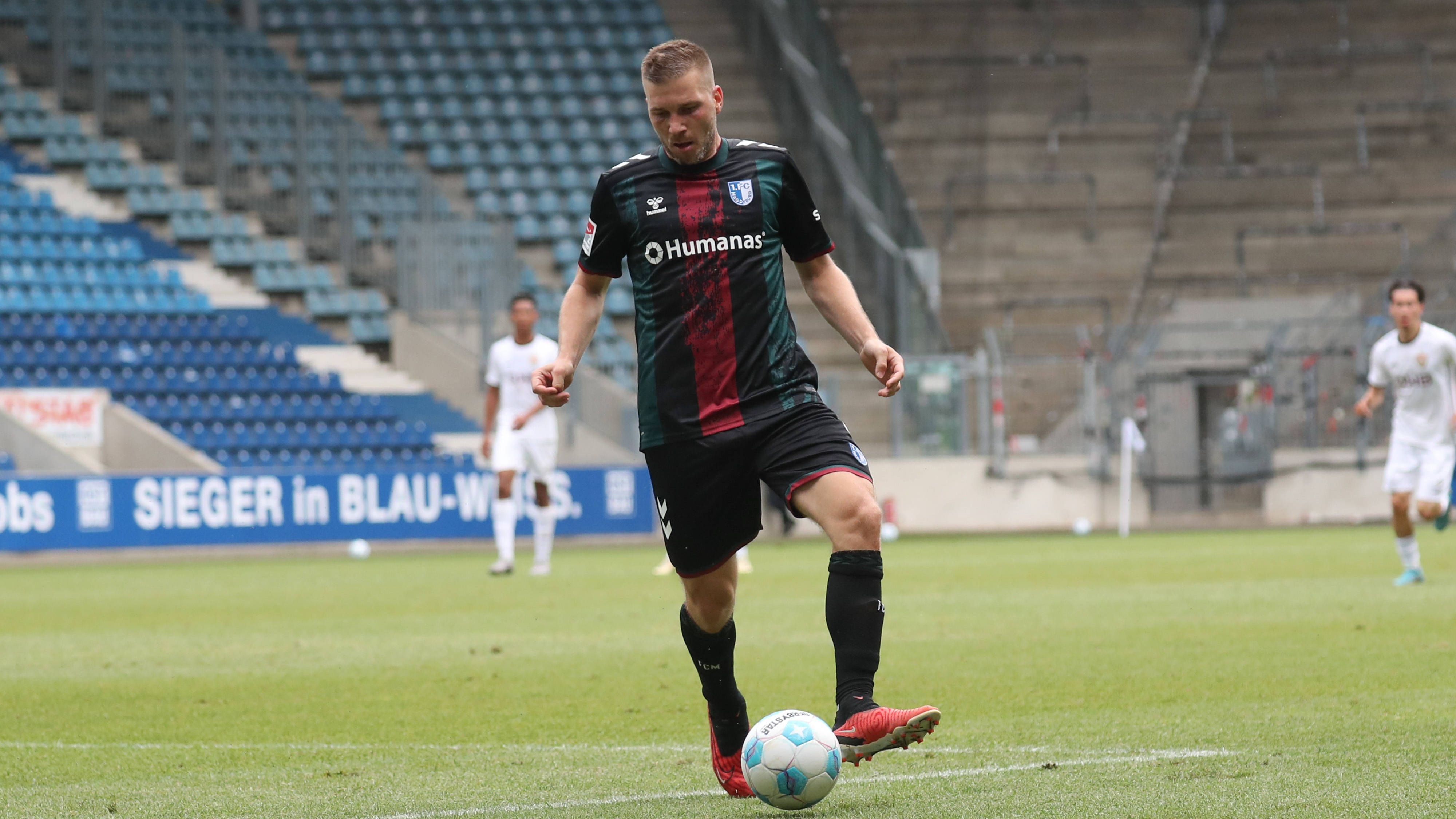 <strong>1. FC Magdeburg - Ausweichtrikot</strong><br>Ganz anders sieht da schon das rot-grüne Ausweichdress aus, die Kombination entspricht denen der Stadtfarben. Ein Thermotransferdruck mit Gründungsjahr und Silhouette der Stadt sowie das besondere Muster auf der Vorderseite runden das Trikot ab.