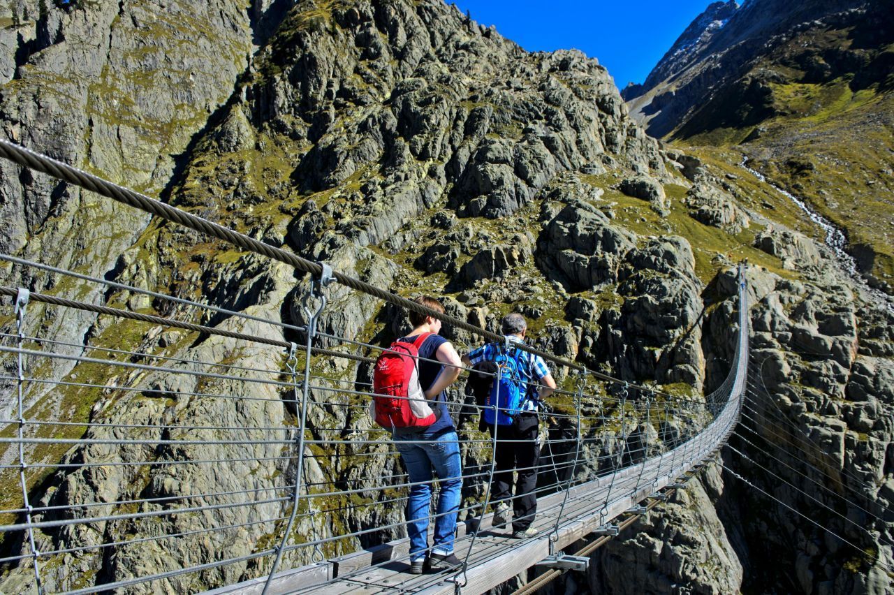 Wer unter Höhenangst leidet, meidet lieber die Triftbrücke. Schon die Anreise mit der Gondelbahn gleicht einem Abenteuer. Um die 170 Meter lange Brücke in 100 Metern Höhe über der Triftschlucht zu überqueren, braucht es Nerven aus Stahl.