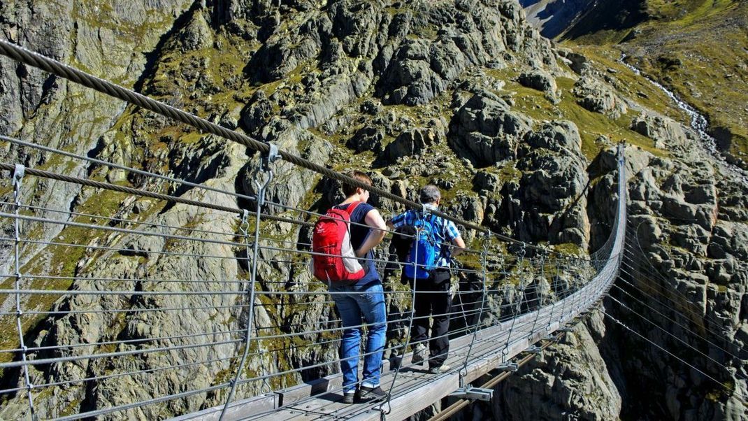 Wer unter Höhenangst leidet, meidet lieber die Triftbrücke. Schon die Anreise mit der Gondelbahn gleicht einem Abenteuer. Um die 170 Meter lange Brücke in 100 Metern Höhe über der Triftschlucht zu überqueren, braucht es Nerven aus Stahl.