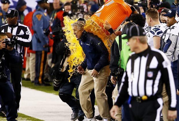 
                <strong>Seattles magische Nacht!</strong><br>
                Seahawks-Coach Pete Carroll durfte dann auch schon lange vor dem Abpfiff die obligatorische Gatorade-Dusche nehmen.
              