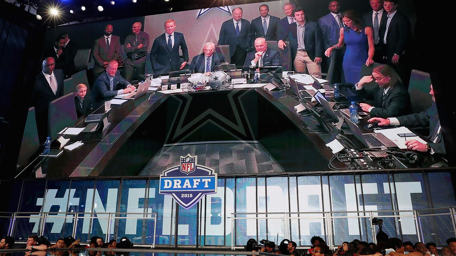 
                <strong>War Room und virtueller Green Room</strong><br>
                Bevor Goodell die Draft-Picks der Klubs vorlas, schaltete der TV-Sender zunächst in den War Room, wenn das Team ihren Pick weitergibt und im Anschluss in den Green Room, der Raum, in dem sich die künftigen NFL-Spieler, die die aussichtsreichsten Chancen auf eine Wahl in der ersten Runde haben, befinden. Dies wird auch nicht mehr möglich sein, es wird aber über einen virtuellen Green Room - ebenfalls durch Video-Konferenz - philosophiert.
              