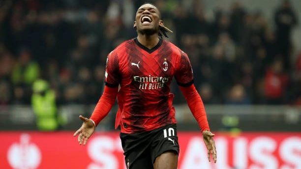 <em><strong>Rafael Leao (AC Mailand)</strong><br>Laut "Sky" zeigt der FC Bayern Interesse an Rafael Leao. Der Portugiese soll die Lücke auf dem linken Flügel schließen und als Ersatz für Leroy Sane kommen, der vor einem Abgang steht. Dem Bericht zufolge pflegt Max Eberl ein sehr positives Verhältnis mit Leao-Agent Jorge Mendes. Es soll bereits zu Gesprächen zwischen den beiden Parteien gekommen sein ...</em>