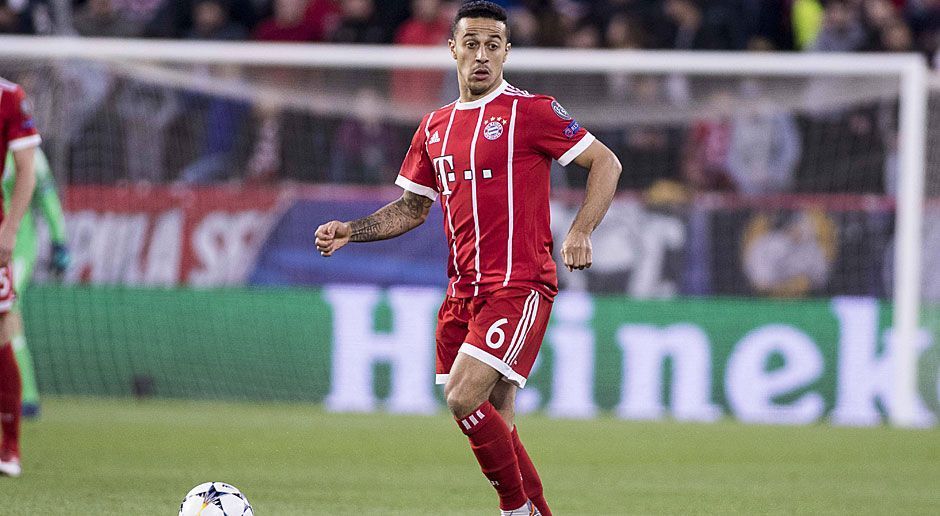 
                <strong>Thiago</strong><br>
                Bringt mit feiner Technik, Übersicht und Genauigkeit zeitweise Struktur ins Spiel, hat aber auch Probleme mit dem aggressiven und temporeichen Spiel der Spanier. Nach vorne fehlt der letzte, entscheidende Pass, der den Unterschied macht. Dafür sorgt sein Flugkopfball für das 2:1. ran-Note: 2
              