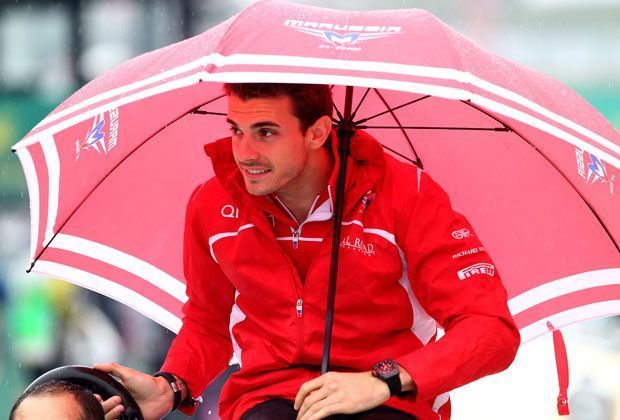 
                <strong>Bianchis Horror-Crash schockt die Formel 1</strong><br>
                Vor dem Rennen ist Jules Bianchi trotz des strömenden Regens noch zuversichtlich. Der Marussia-Pilot geht von Platz 19 an den Start. Im Rennen selbst gerät der Franzose in eine schlimme Kollision...
              