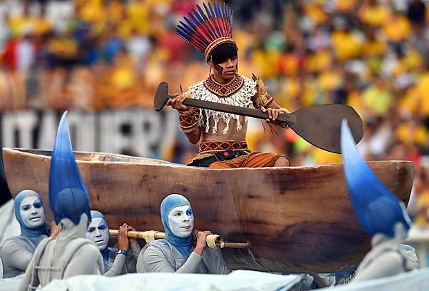 
                <strong>Wer kommt denn da angeschippert?</strong><br>
                Ein Indianer in einem Holzboot wird auf den Schultern durch das Bühnenbild getragen. Das soll ein Hinweis auf die Ureinwohner Brasiliens darstellen.
              