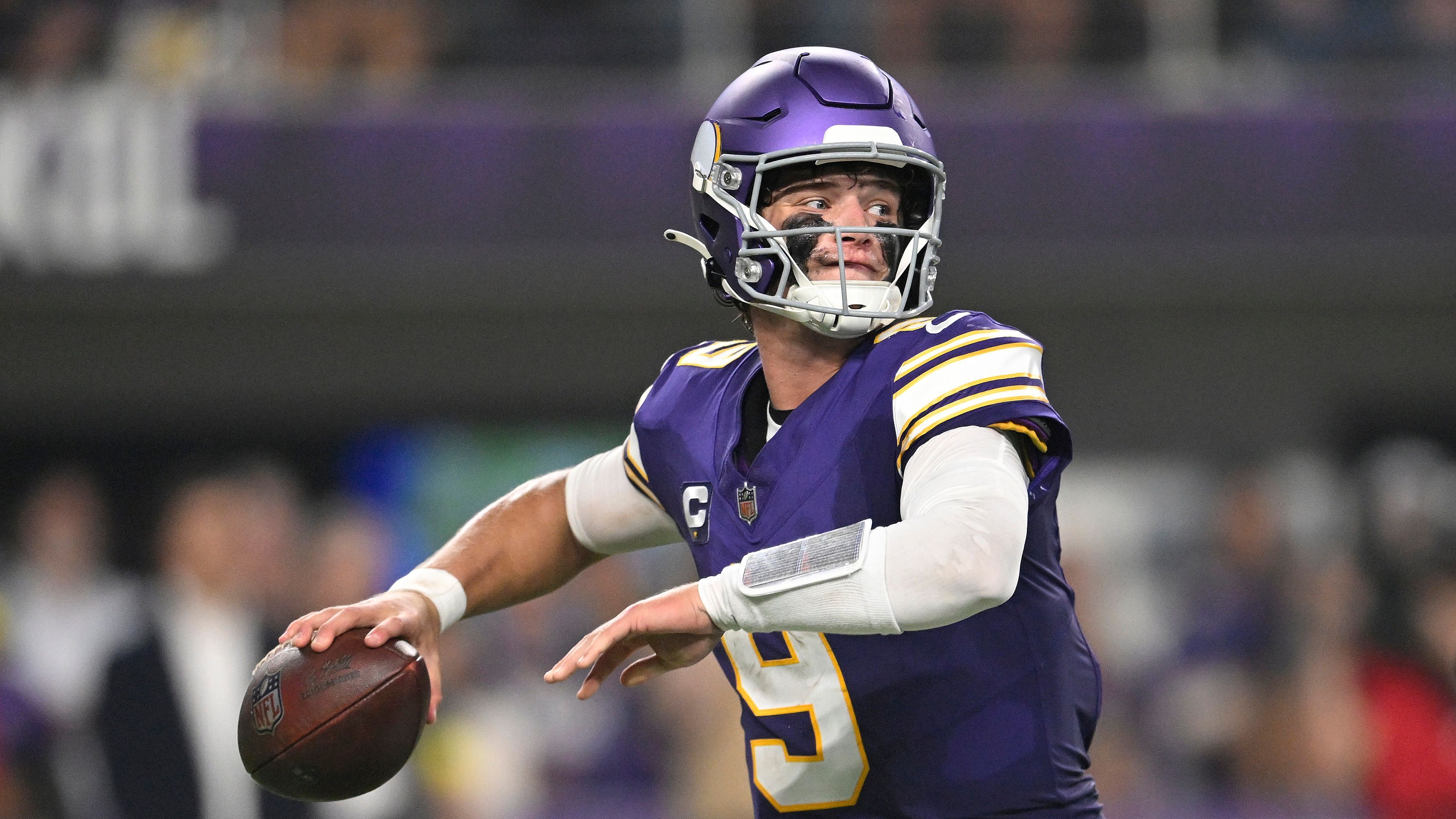 <strong>JJ McCarthy (Minnesota Vikings)</strong><br>Auch Minnesota-Headcoach Kevin O'Connell hatte keine guten Nachrichten über seinen Quarterback zu verkünden. In einer Medienrunde verriet er, dass McCarthy das Spiel gegen die Bengals in Woche 3 aufgrund einer Knöchelverletzung verpassen wird. ESPN berichtet von einer erwarteten AUsfallzeit von zwei bis vier Wochen.<br>Er hatte bereits sein gesamtes Rookie-Jahr mit einer Knieverletzung verpasst und muss nun nach zwei NFL-Spielen erneut verletzungsbedingt zugucken. Für die Vikings dürfte nun Carson Wentz starten.