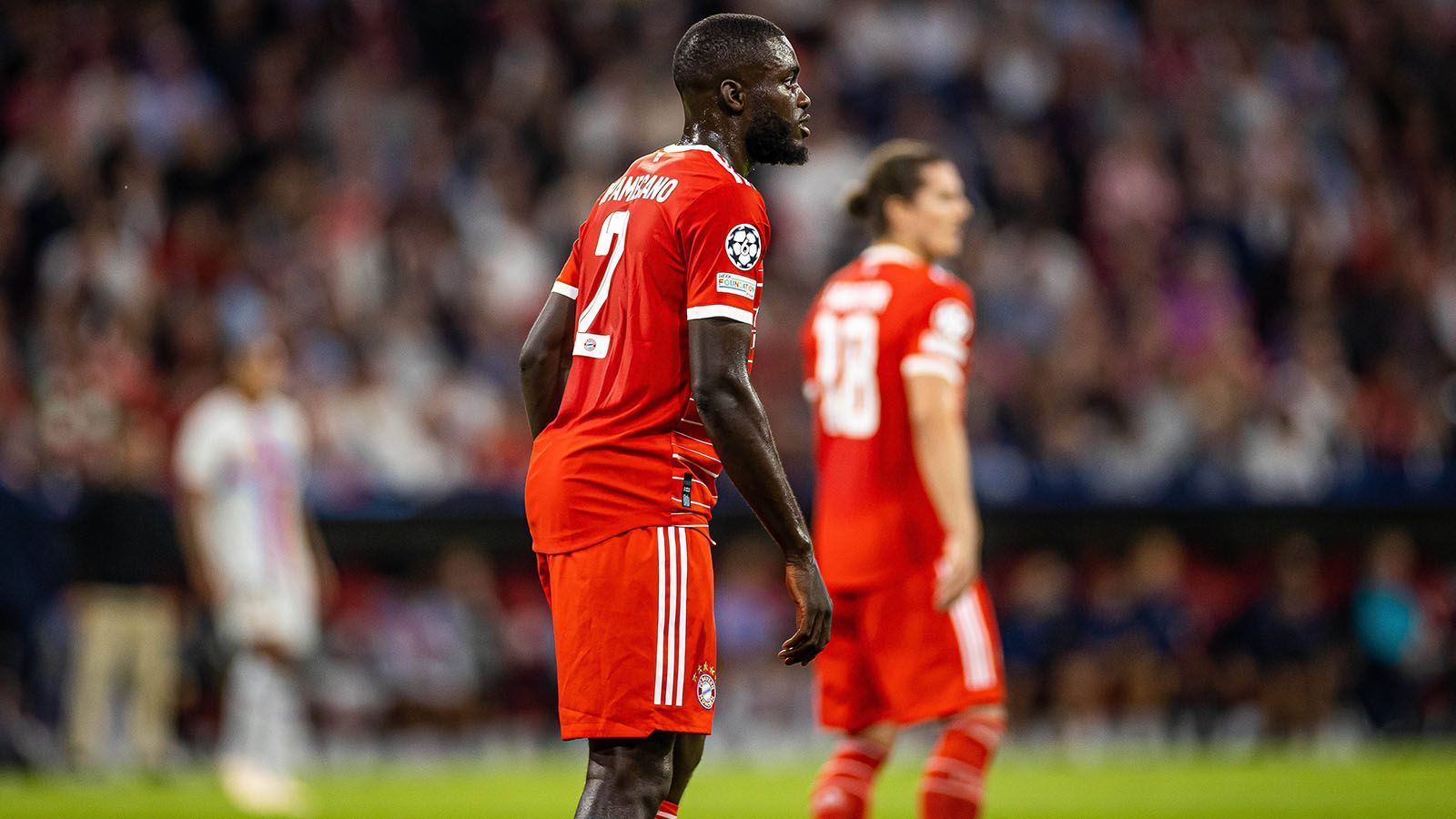 
                <strong>Dayot Upamecano </strong><br>
                Kommt in Halbzeit eins komplett ohne seine oft auftretenden Unkonzentriertheiten aus. Lässt Lewandowski manchmal zu viel Platz – aber den kann man ja ohnehin nicht komplett ausschalten. Führt wieder vermehrt das große Wort und ergänzt sich gut mit Hernandez. ran-Note: 2
              