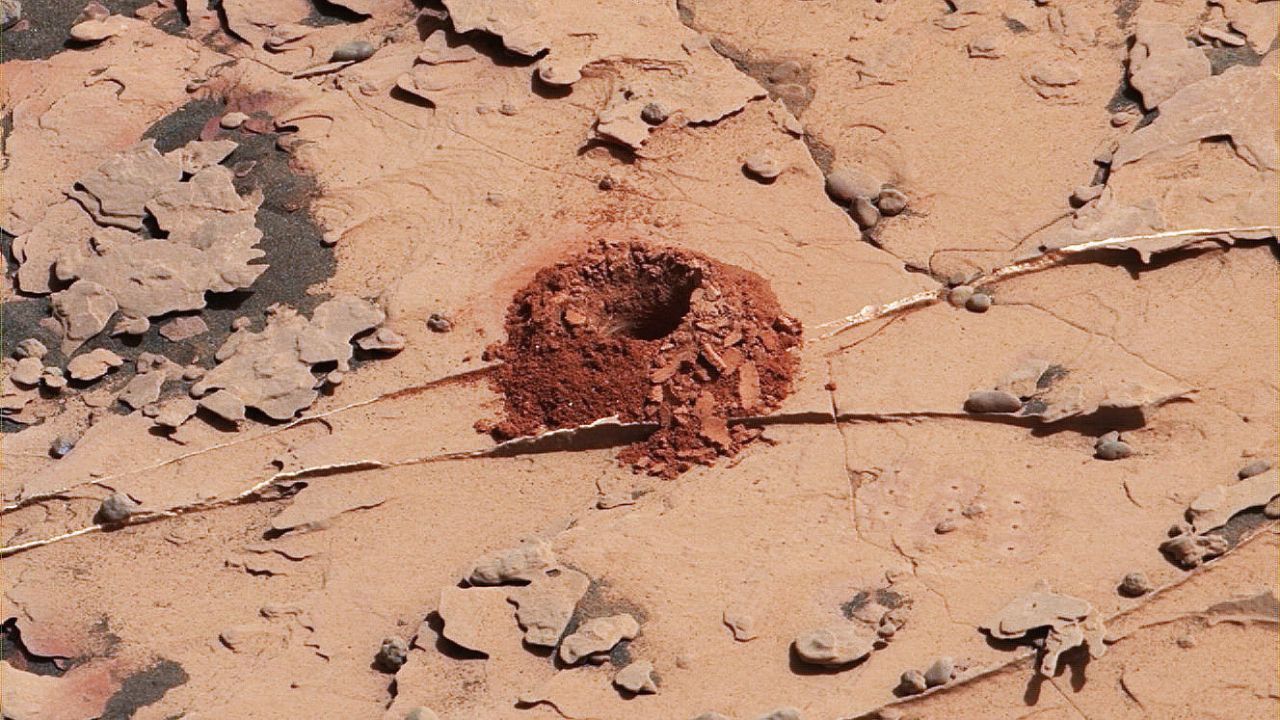 Loch im Mars: Um die Art des Gesteins zu untersuchen, nahm "Curiosity" eine Reihe von Bohrproben.