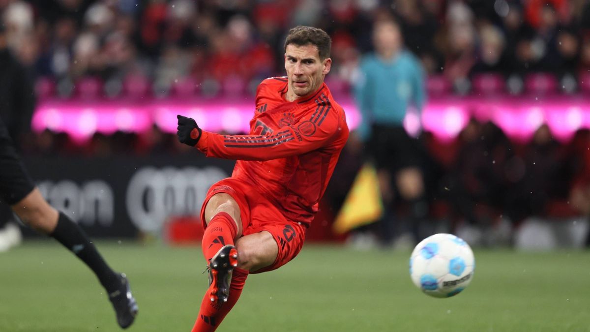 Wiederholter Torschuss . . . Bayerns 8 Leon GORETZKA *** Repeated shot on goal by Bayern 8 Leon GORETZKA xx