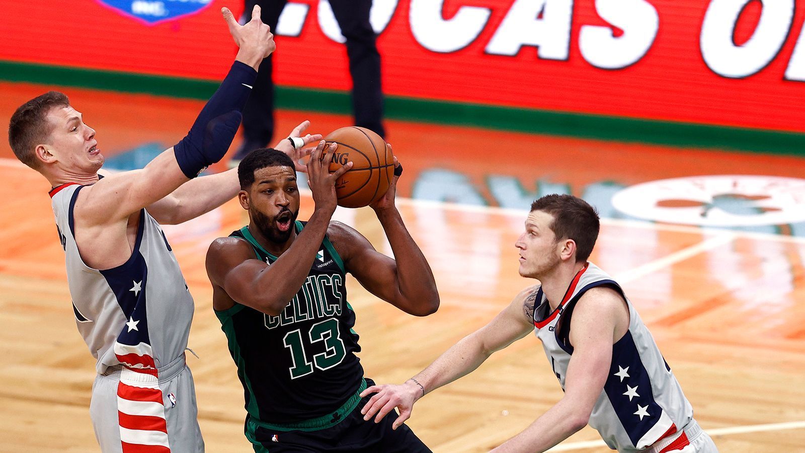 
                <strong>Moritz Wagner wechselt von Washington Wizards zu Boston Celtics</strong><br>
                Dort muss Wagner mit dem erfahrenen Tristan Thompson und dem ebenfalls jungen Robert Williams konkurrieren. Auch der 2,26 Meter große Tacko Fall steht im Kader der Celtics. Keine einfachen Aussichten für Wagner, der auf seinen Durchbruch wartet. Aber: Boston hat in den letzten Jahren bewiesen, dass sie Talente besser machen können. Die jungen Jason Tatum und Jaylen Brown sind dafür die besten Beispiele. An ihnen kann sich Wagner nun orientieren.
              