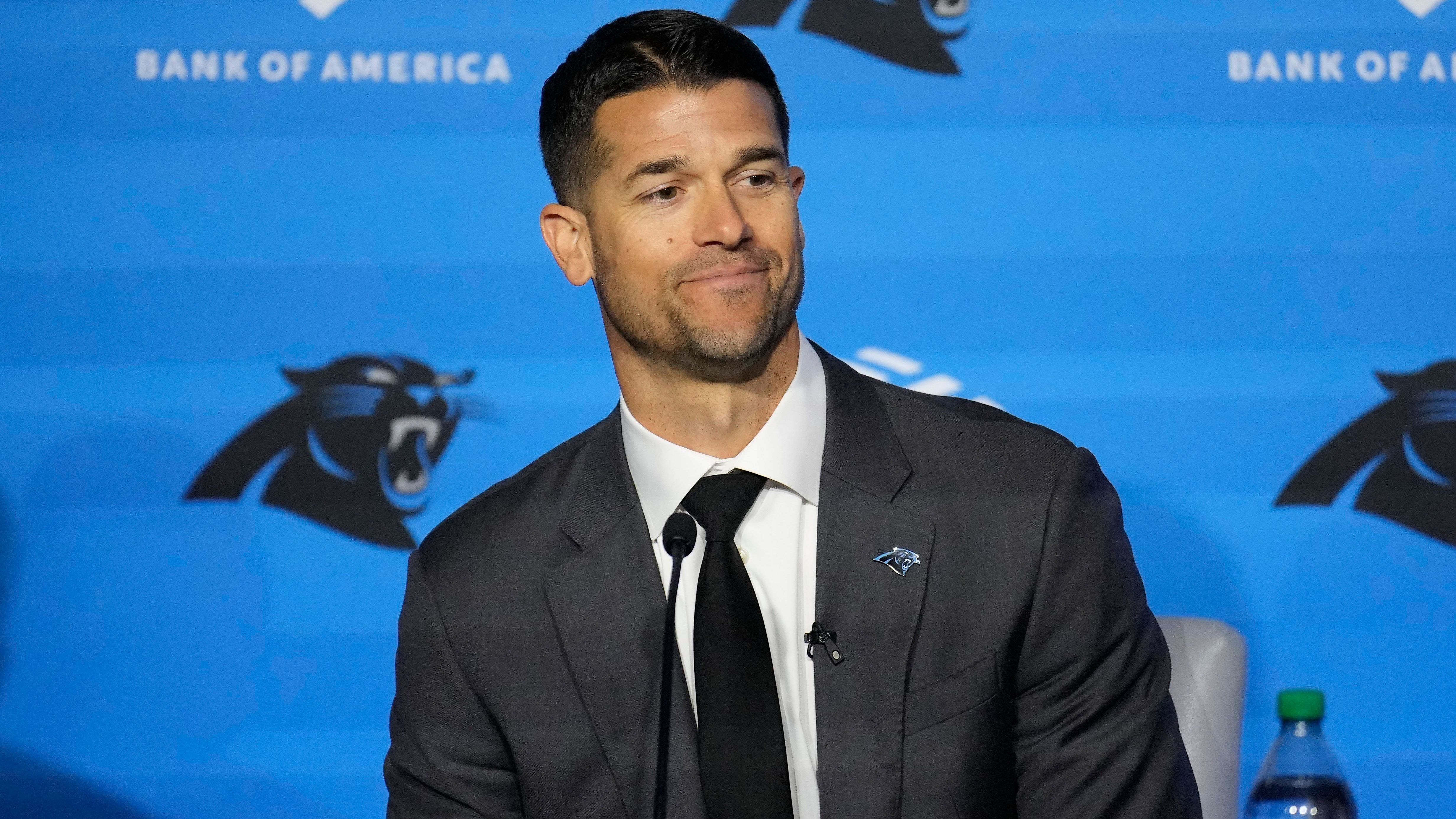 <strong>Platz 31: Carolina Panthers um Head Coach Dave Canales</strong><br>Der 43-Jährige hatte großen Anteil an der überraschend starken Saison der Tampa Bay Buccaneers. Nun soll er auch die Offensive der Panthers beflügeln. Canales hat einen steilen NFL-Aufstieg hinter sich, es bleibt abzuwarten, ob er einem Head-Coach-Posten bereits gewachsen ist.&nbsp;