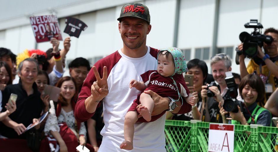 
                <strong>Big in Japan! Lukas Podolski bei Kobe vorgestellt</strong><br>
                Doch der zweifache Vater meisterte natürlich auch diese Situation ohne Probleme.
              
