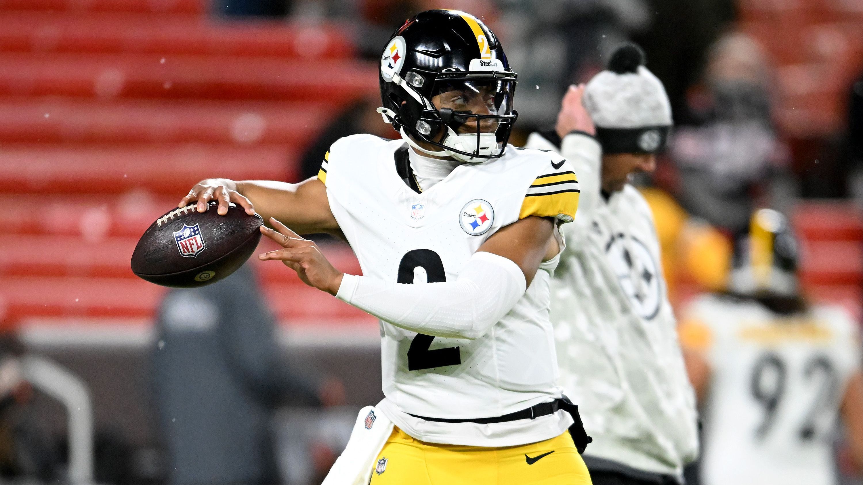 <strong>Justin Fields (Pittsburgh Steelers)</strong><br>Zu Saisonbeginn führte Fields die Steelers noch aufs Feld und machte seine Sache gut, dann kam Russell Wilson von seiner Verletzung zurück und übernahm den Posten als Starter. Gut möglich, dass sich Fields in der Free Agency ein neues Team suchen darf. Mit den gezeigten Leistungen dürfte er auch einen neuen Arbeitgeber finden. Womöglich kann er auf seinen soliden Leistungen aufbauen und ein ähnliches Comeback wie Sam Darnold in dieser Saison hinlegt.