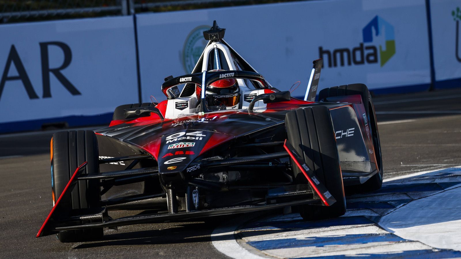 
                <strong>Pascal Wehrlein (Porsche)</strong><br>
                Wehrlein ist nach dem vierten von 16 Rennen "wirklich zufrieden. Nach meinem Unfall im ersten freien Training war ich bis spätabends im Krankenhaus, weil ich ziemliche Rückenschmerzen hatte. Die spürte ich auch heute noch, doch sonst war alles in Ordnung", so der Schwabe: "Dass wir durch den Unfall ein ganzes Training verpasst haben, machte sich schon bemerkbar. Am Auto haben einige kleine Details nicht gepasst. Doch insgesamt war das ein guter Tag."
              