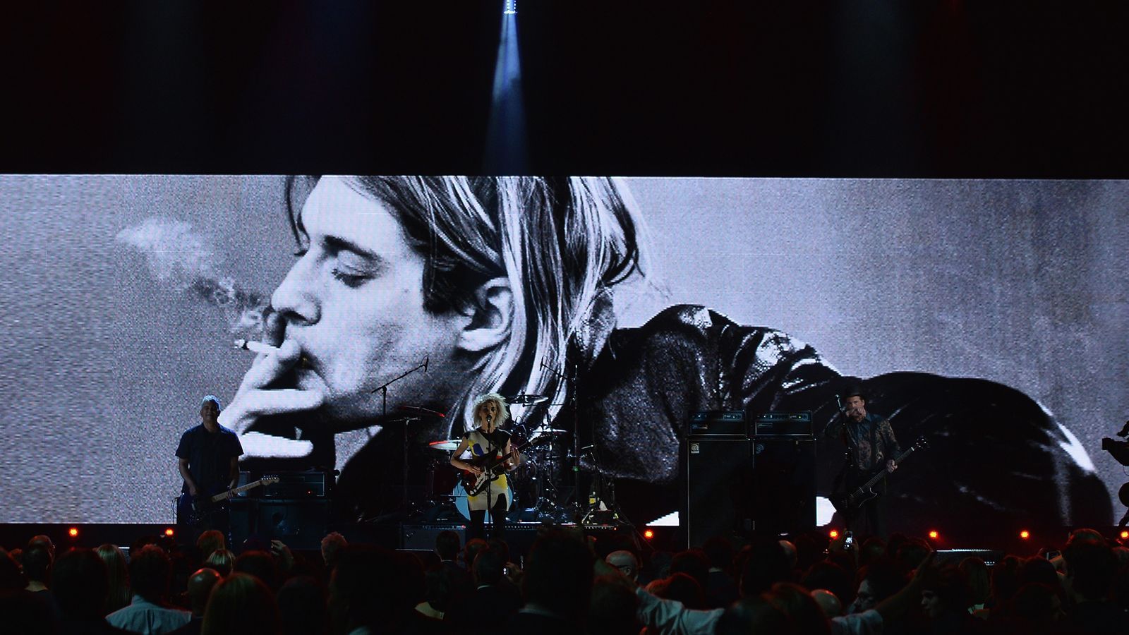 
                <strong>So sah die Welt aus, als Salzburg zuletzt in der Champions League war</strong><br>
                Ein Aufschrei ging durch die Musikszene. Nirvana-Frontmann Kurt Cobain, Vorbild einer ganzen Grungerock-Generation, beging Selbstmord.
              