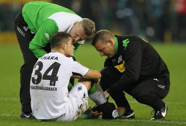 
                <strong>Xhaka verletzt sich</strong><br>
                Im Topspiel zwischen Gladbach und Bayern läuft die Nachspielzeit. Granit Xhaka knickt bei einem Laufduell um und muss behandelt werden: Der Beginn einer turbulenten Schlussphase mit einem wütenden Pep Guardiola und einer coolen Bibiana Steinhaus.
              