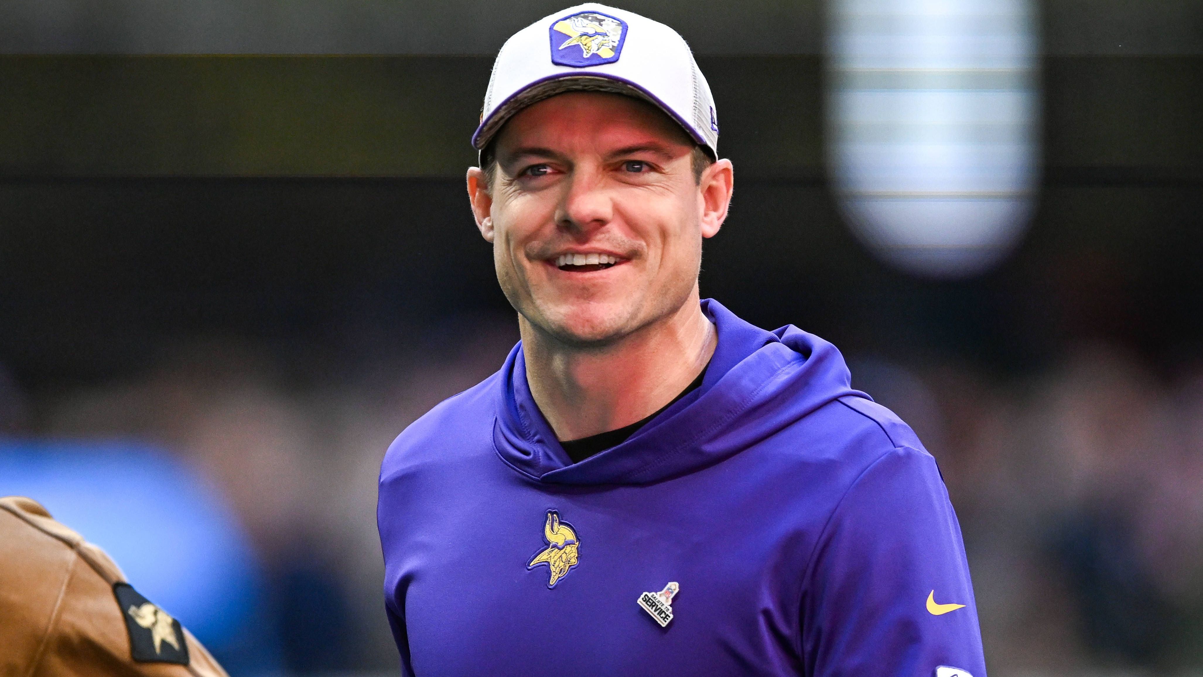 <strong>Minnesota Vikings </strong><br> • Head Coach: Kevin O'Connell (im Bild) <br>• Offensive Coordinator: Wes Phillips<br>• Defensive Coordinator: Brian Flores <br>• Special Teams Coordinator: Matt Daniels <br>• General Manager: Kwesi Adofo-Mensah