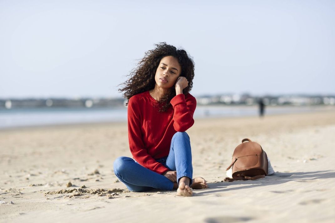 Da hilft auch kein Strand: Selbst am schönsten Ort der Welt kann man Heimweh haben – doch es ist wissenschaftlich belegt, dass der Kummer mit der Zeit verfliegt. 