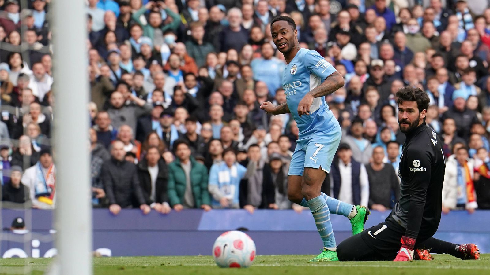 
                <strong>Knapp im Abseits</strong><br>
                In der 63. Minuten hat City Pech – Sterling schiebt nach einem Alleingang zum 3:2 ein, steht beim Pass von de Bruyne aber Millimeter im Abseits.
              