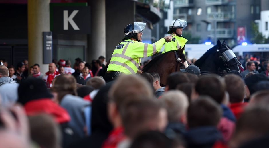 
                <strong>Ausschreitungen in London</strong><br>
                Vor dem Eingang hatte die Polizei alle Hände voll zu tun, die Massen in Schach zu halten.
              