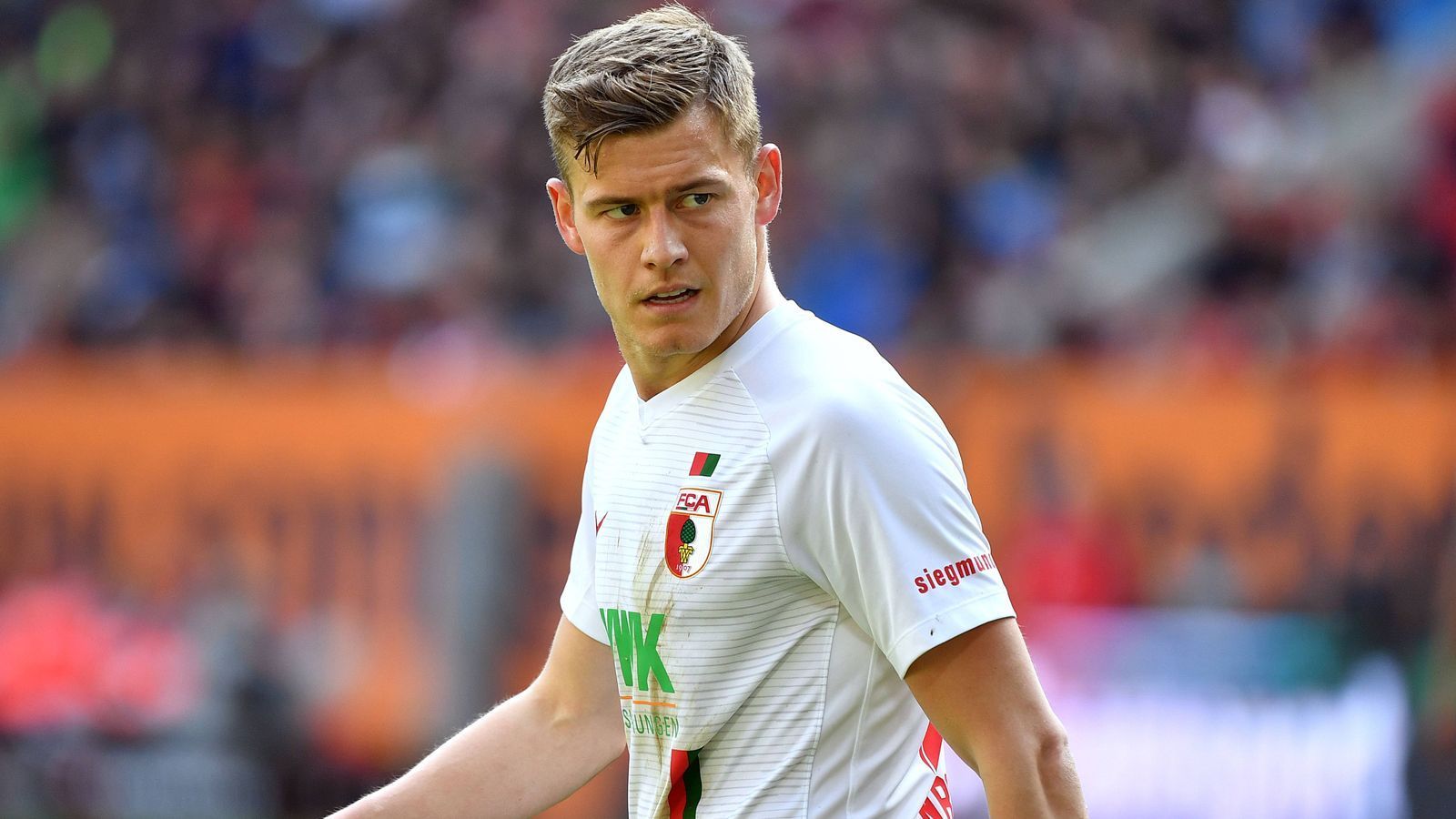 
                <strong>Alfred Finnbogason (FC Augsburg)</strong><br>
                Der FC Augsburg steckt immer noch im Abstiegskampf, doch die Fuggerstädter müssen in den letzten vier Saisonspielen auf den besten Torjäger verzichten. Alfred Finnbogason (zehn Saisontore) zog sich einen Sehnenanriss zu und konnte deshalb auch schon zuletzt gegen Stuttgart nicht mitmachen. In diesem einen Spiel ging der Isländer jedoch gar nicht wirklich ab, denn seine Kollegen nahmen den VfB mit 6:0 auseinander und müssen sich wohl nicht mehr allzugroße Sorgen machen.
              