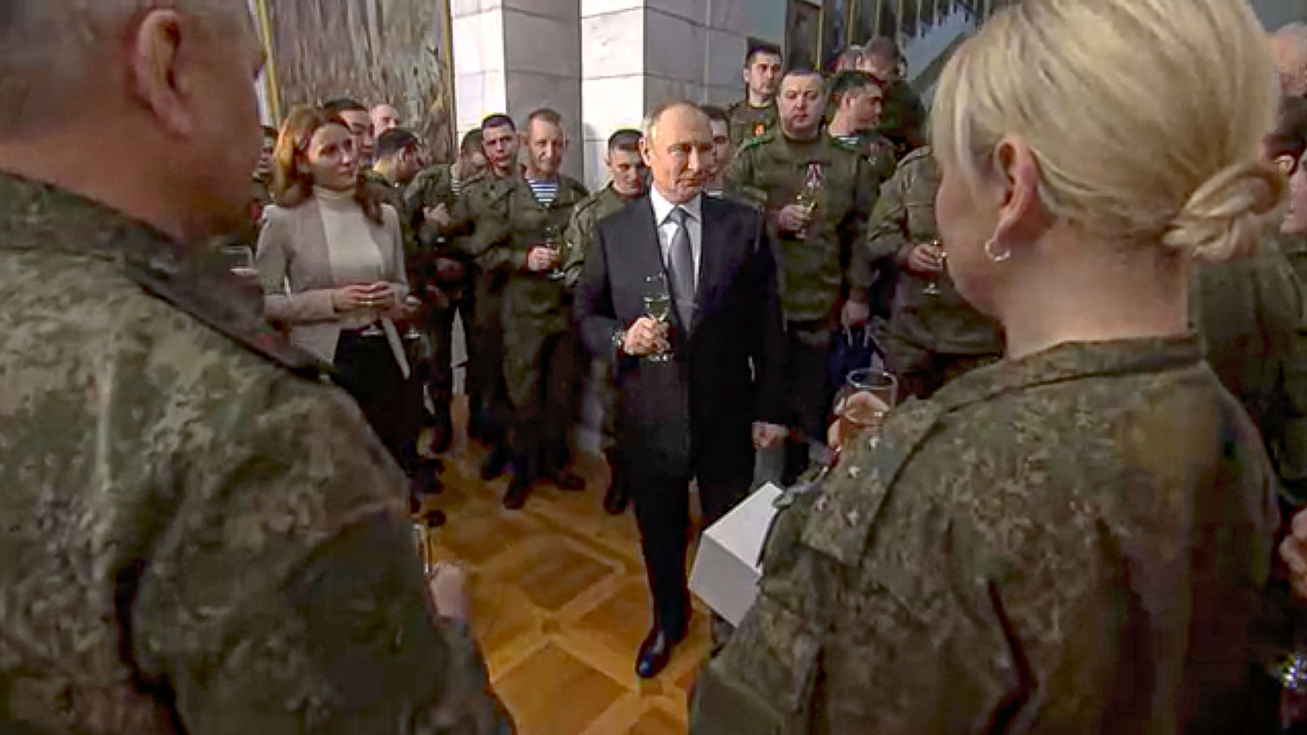 Putin spricht zu Soldat:innen an einem unbekannten Ort. Freiwillige aus den ehemaligen Sowjet-Staaten sollen sich der Ukraine angeschlossen haben.