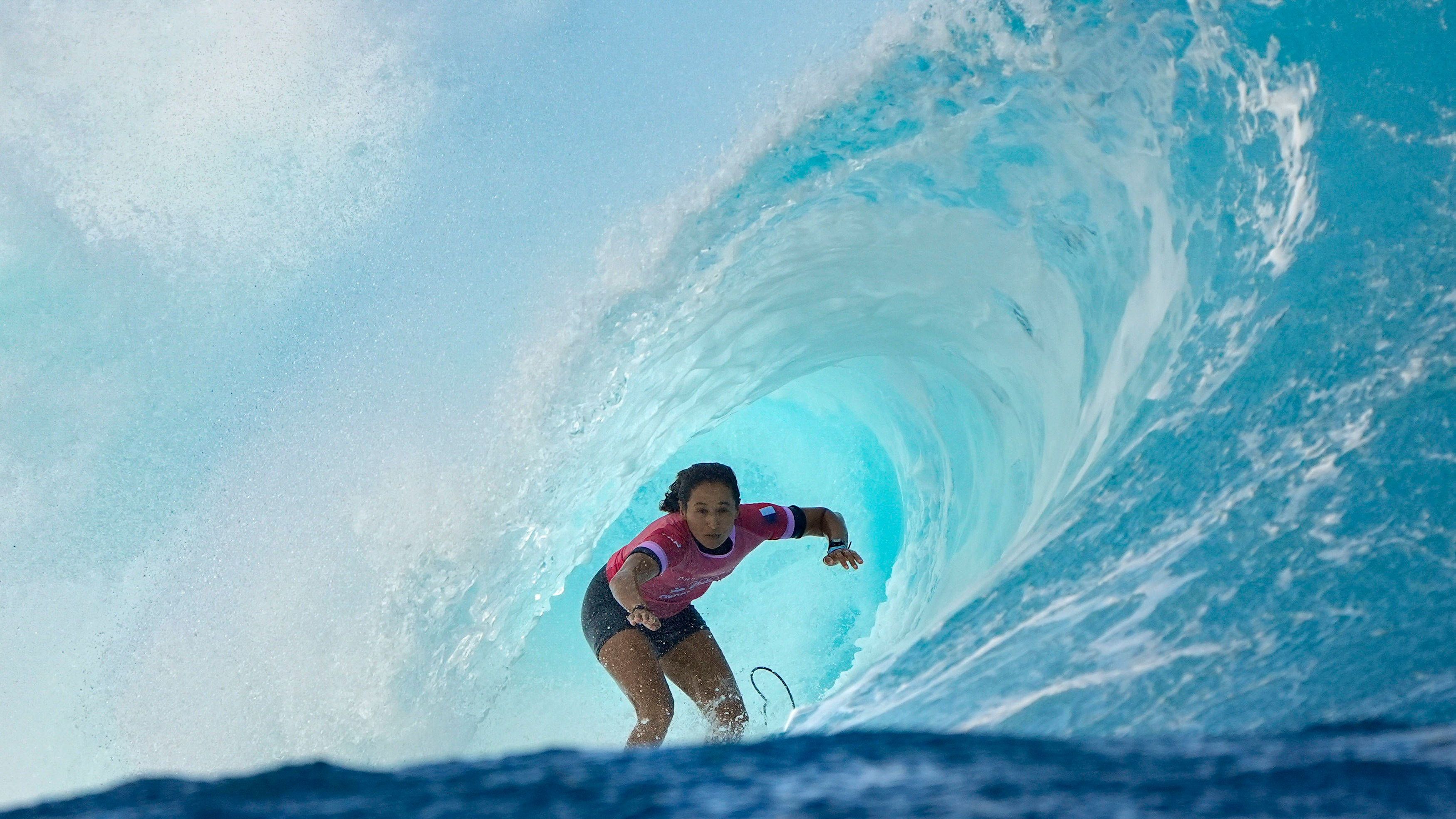 <strong>Olympia 2024: Die besten Bilder des sechsten Tages</strong><br>Ein tolles Bild der französischen Surferin Vahine Fierro beim Wettkampf in Tahiti.