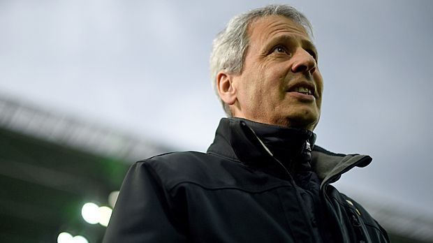 
                <strong>Lucien Favre, Gladbach</strong><br>
                Gladbach steht unter Schock: Der Klub ist nach dem spektakulären Abgang von Lucien Favre (Foto) verunsichert. Der Alleingang des Schweizers kommt für den Tabellenletzten zu einer Unzeit. Dabei ist es nicht unüblich, dass ein Star-Trainer seinen Vertrag nicht erfüllt. ran.de zeigt prominente Vorläufer Favres.
              