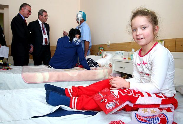 
                <strong>FC Bayern in der Ukraine: Hilfe für Krankenhaus</strong><br>
                Auch Karl-Heinz Rummenigge ist sichtlich bewegt vom Schicksal der Kinder und von der Arbeit der Ärzte: "Wir sind sehr glücklich, dass wir in Lemberg sind, weil wir hier festgestellt haben, dass es große Helden auf dieser Welt gibt." Und diese Helden bekommen vom FC Bayern etwas zurück ...
              
