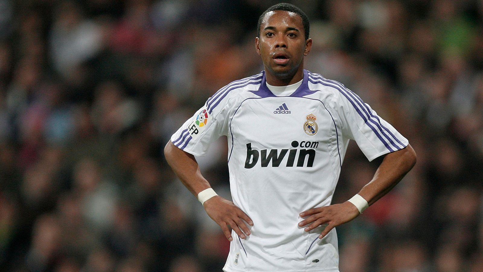 
                <strong>Platz 6: Robinho</strong><br>
                Ablösesumme: 43 Millionen Euro - Verkauf zu: Manchester City - Zeitpunkt des Transfers: September 2008
              
