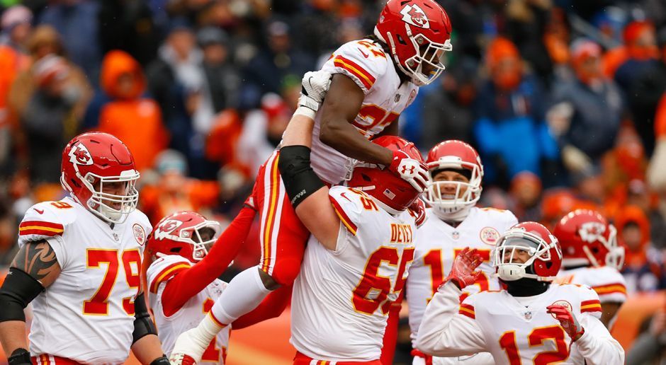 
                <strong>Kansas City Chiefs</strong><br>
                NFL-Rekord: Running Back Kareem Hunt schaffte mit 1327 Rushing Yards mehr als jeder andere Spieler in dieser Saison - damit sorgte er auch für einen neuen Rekord in der Geschichte des Klubs.Franchise-Rekord: Mit 1782 Scrimmage Yards stellte er zudem einen Rookie-Franchise-Rekord auf.Rookie-Kicker Harrison Butker verwandelte 23 aufeinanderfolgende Field Goals - Franchise-Bestwert.
              