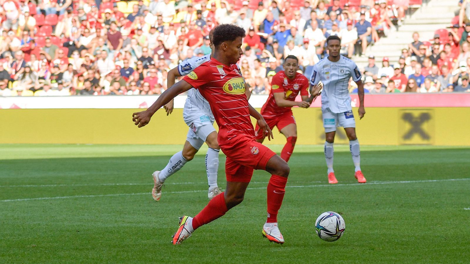 
                <strong>Karim Adeyemi – "eine schöne Woche in meiner Karriere"</strong><br>
                Der Offensivspieler lebt momentan sprichwörtlich auf der Sonnenseite. "Zuerst die Champions-League-Qualifikation, dann die Berufung in die Nationalmannschaft. Was für eine schöne Woche in meiner Karriere als Fußballer", schrieb er auf seinem Twitter-Account. Im Juni gewann er mit der deutschen U21-Nationalmannschaft die Europameisterschaft, wurde dabei im Viertelfinale, Halbfinale und im Endspiel gegen Portugal eingewechselt.  
              