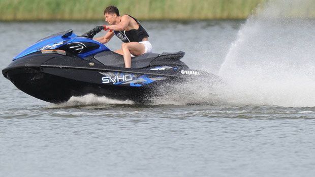 
                <strong>Robert Lewandowski</strong><br>
                Auf einem Jetski macht Bayern-Star Robert Lewandowsi Urlaub in seiner polnischen Heimat. Dort hat er sogar einen eigenen Hubschrauber, mit dem er morgens zur 30 Kilometer enfernten Bäckerei fliegt, um dort seine Brötchen zu kaufen.
              