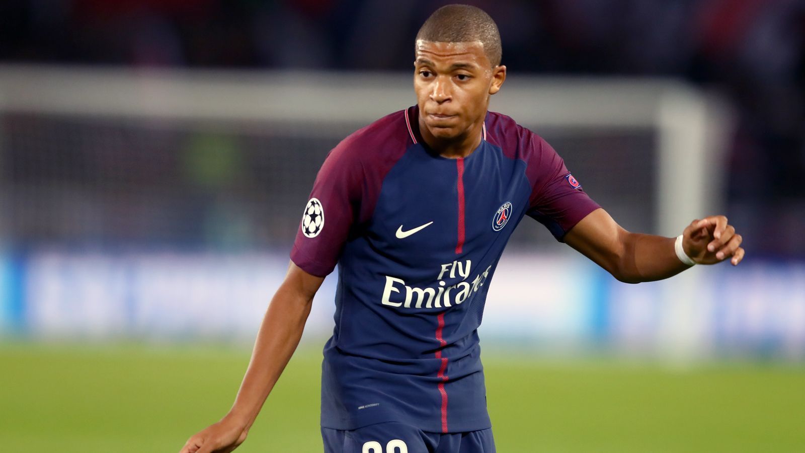 
                <strong>Platz 1 - Kylian Mbappe (Paris St. Germain)</strong><br>
                Ablösesumme: 135 Millionen EuroWechsel von: AS Monaco (war in der Vorsaison schon an Paris St. Germain ausgeliehen)Position: RechtsaußenAlter: 19 Jahre
              